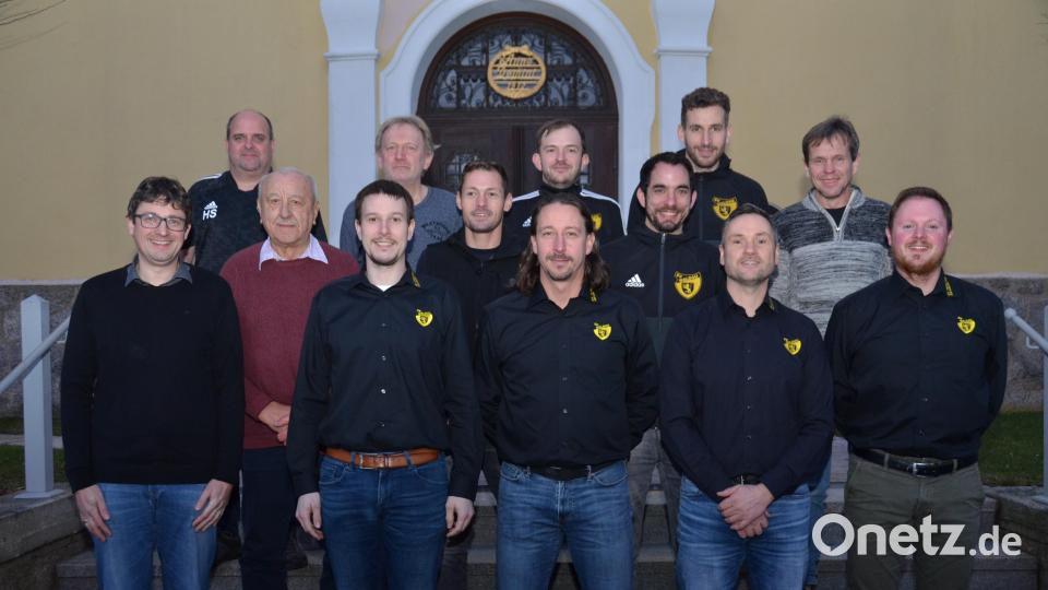 Roman Lindner (vorne, Dritter von rechts) ist der große Motor des SV Waldau. Doch er hat auch starke Kräfte mit Hauptkassier Thomas Ertl (vorne, Zweiter von links), stellvertretendem Vorsitzenden Wenzl Rauch (vorne, Zweiter von rechts) und Schriftführer Stefan Troglauer (rechts) zur Seite. Zweiter Bürgermeister Uli Münchmeier (links) hatte nur lobende Worte für den Verein übrig. Bild: dob