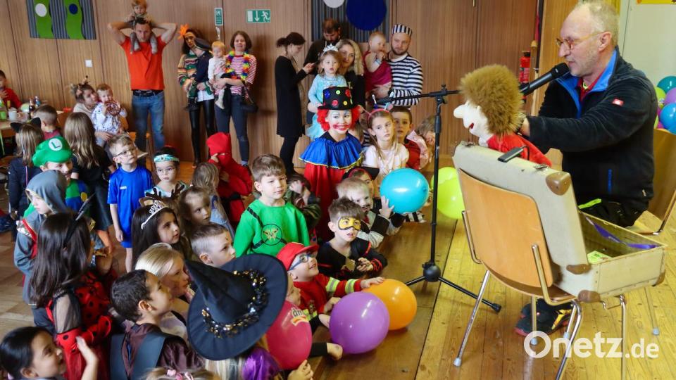Für viel Heiterkeit sorgte beim Kinderfasching in St. Michael Bauchredner Volker mit seiner Puppe Ferdinand. Bild: ads