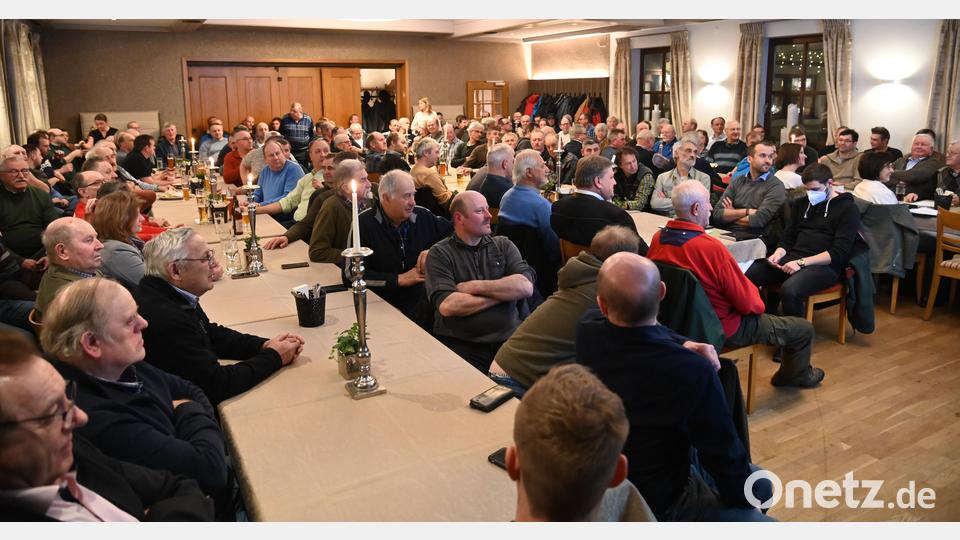 Keinen freien Sitzplatz mehr gab es bei der Jahreshauptversammlung der Forstbetriebsgemeinschaft Amberg-Schnaittenbach im Gasthof Michl in Obereinsiedl. Bild: gf