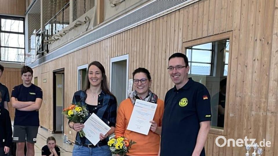 Ortsjugendleiterin Katharina Bauer (Mitte) und Franziska Eckl erhielten von Bezirksjugendleiter Jürgen Adelfinger die Ehrennadel der THW-Jugend in Bronze. Bild: THW Oberviechtach/exb