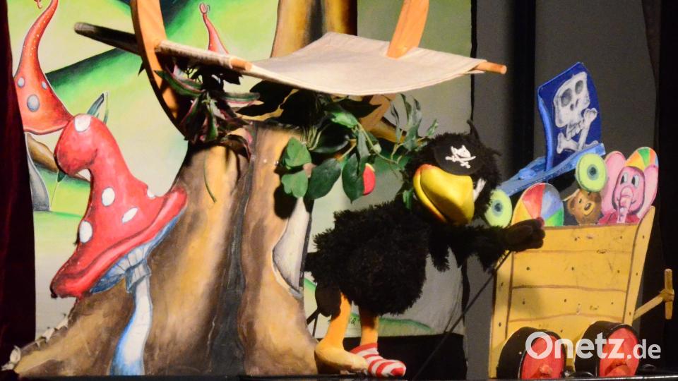 Der kleinen Rabe Socke begrüßt seine kleinen Besucher. Bild: Kunz