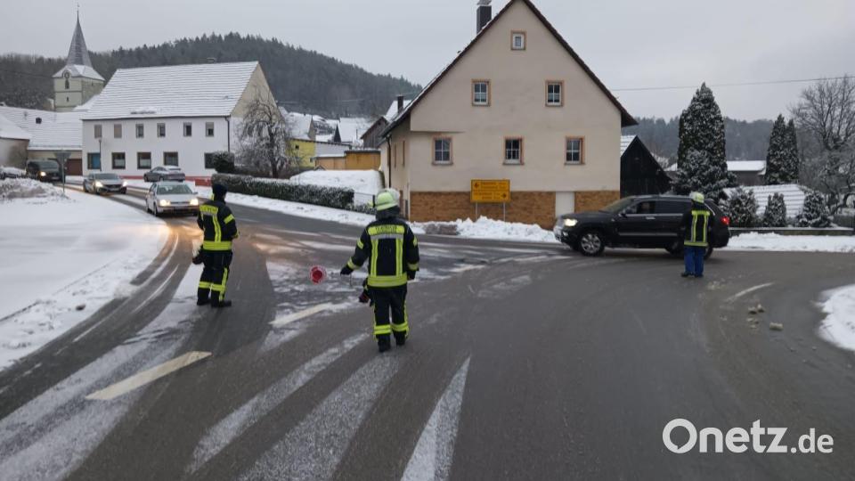 Die Feuerwehr Eschenfelden richtete an der Ortsdurchfahrt in Eschenfelden eine Sperrung ein Bild: lei