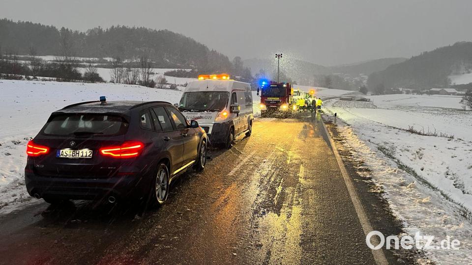 Zwischen dem Königsteiner Freibad und dem Pruppacher Berg landete der Bus im Straßengraben. 30 Einsatzkräfte leisteten vor Ort Hilfe. Bild: lei
