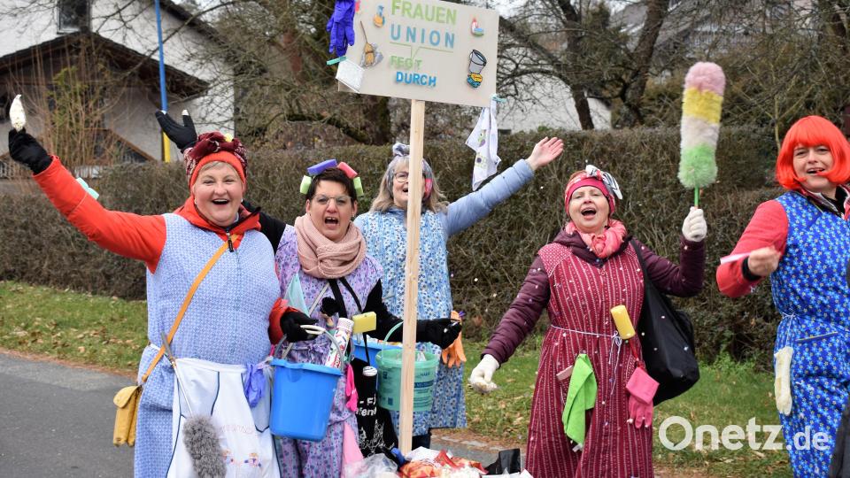 Sauber gemacht wird auch von den Danen der Grafenwöhrer Frauenunion. Bild: rgr