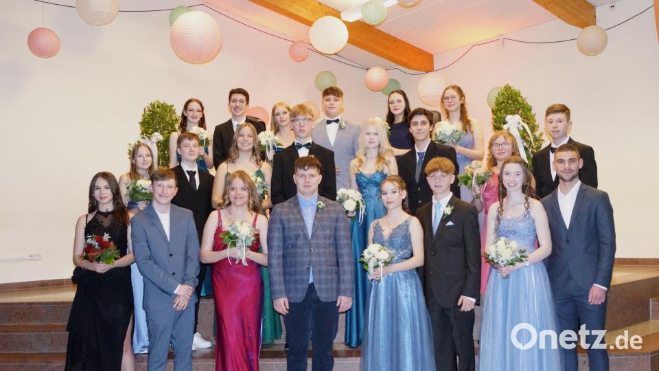 Das obligatorische Erinnerungsfoto mit den Schülerinnen und Schülern in ihren eleganten Outfits. Bild: Mittelschule Auerbach/exb