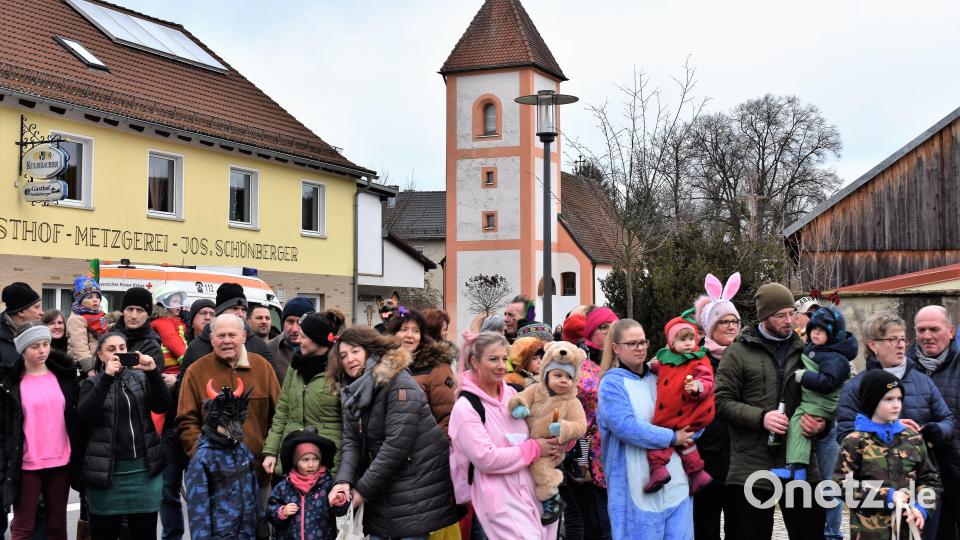 Viele Faschingfans zog es am Sonntag nach Hütten. Bild: rgr