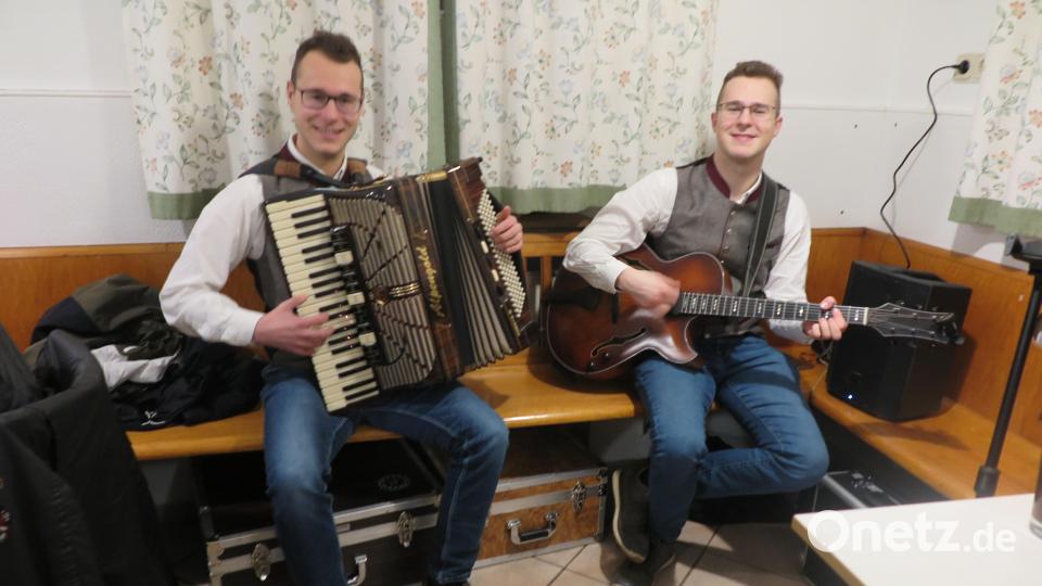 Simon und Stefan Schmidt (von links) begeisterten ihre Zuhörer mit Märschen, Polkas und Walzern. Bild: jzk