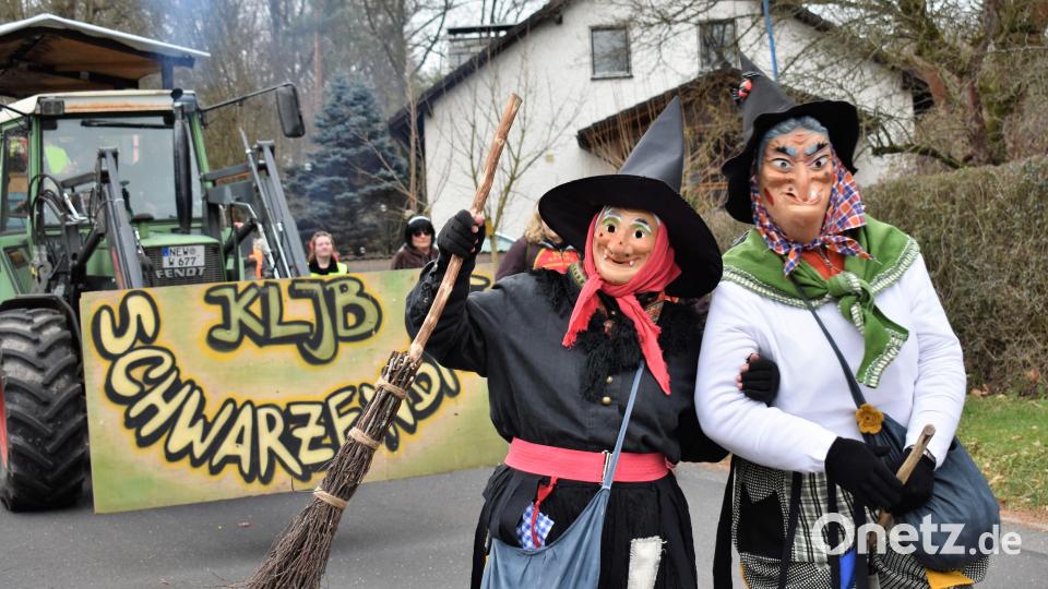 Die Hüttener Hexen fegen. Bild: rgr