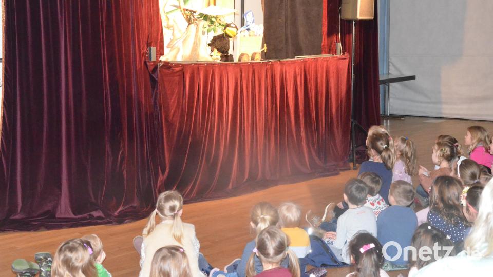 Der kleine Rabe Socke begrüßt seine kleinen Zuschauer. Bild: Kunz