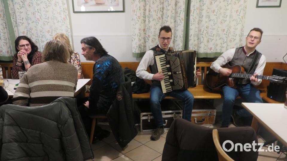 Simon und Stefan Schmidt (von links) begeisterten ihre Zuhörer mit Märschen, Polkas und Walzern. Bild: jzk