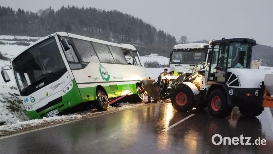 Zwischen dem Königsteiner Freibad und dem Pruppacher Berg landete der Bus im Straßengraben. Bild: lei