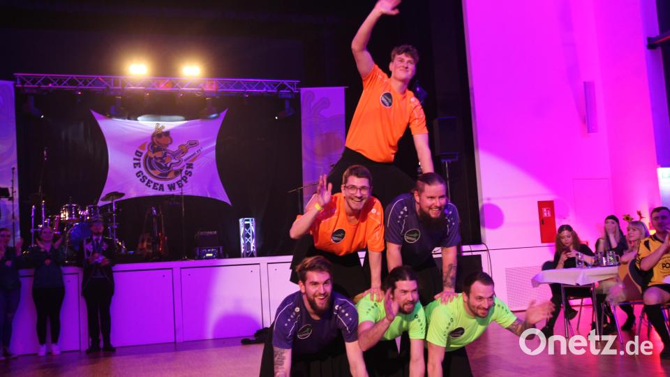 Das Männerballett des TSV Reuth überzeugte die Feiernden kurz nach Mitternacht mit Tanz, Pyramiden und Hebefiguren. Bild: fks