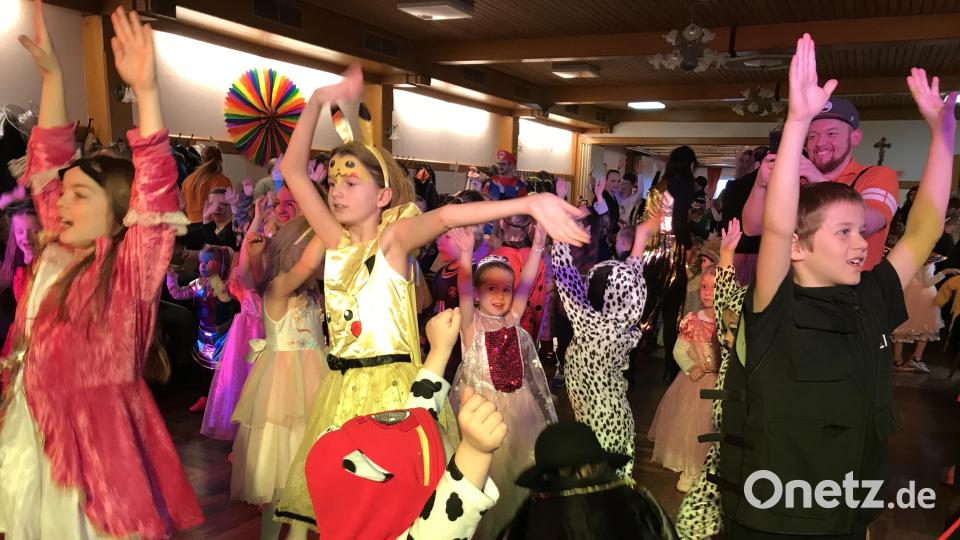 Ausgelassen tanzen die Mädchen und Jungen beim Hahnbacher Kinderfasching. Bild: mma