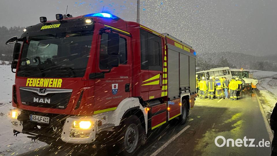 Zwischen dem Königsteiner Freibad und dem Pruppacher Berg landete der Bus im Straßengraben. 30 Einsatzkräfte leisteten vor Ort Hilfe. Bild: lei