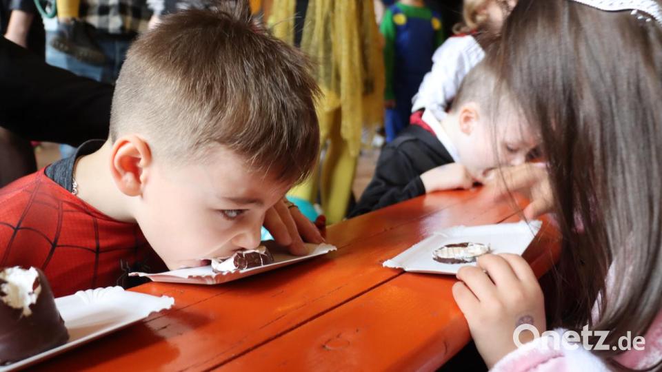 Ein Schaumkuss muss zum Essen nicht in die Hand genommen werden, das bewiesen die Kinder beim Wettessen dieser beliebten Süßigkeit beim Kinderfasching von St. Michael. Bild: ads