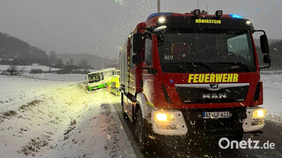 Zwischen dem Königsteiner Freibad und dem Pruppacher Berg landete der Bus im Straßengraben. 30 Einsatzkräfte leisteten vor Ort Hilfe. Bild: lei