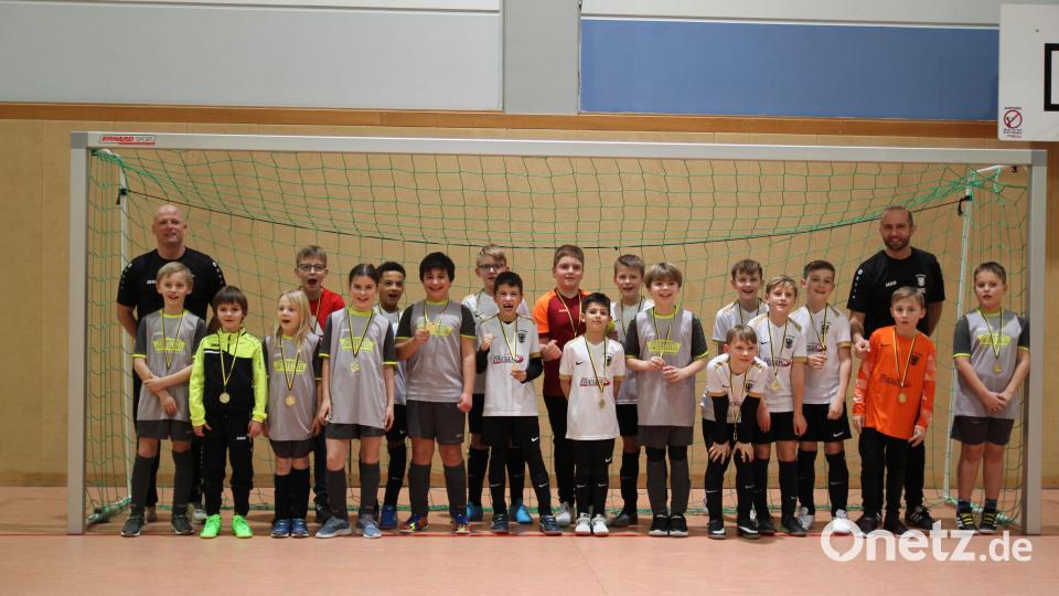 Beide Mannschaften des TSV Erbendorf feierten den Turniersieg der E1 (weiße Trikots). Bild: fks