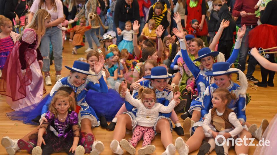Der Plößberger Kultursaal platzte am vergangenen Samstag beim Kinderfasching des Johanniter-Kindergartens „Regenbogen“ förmlich aus allen Nähten. Bild: gb