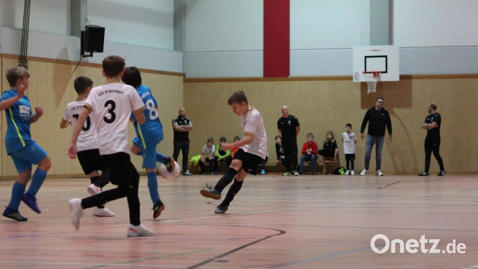 Das Finale der E-Junioren gewann der STV Erbendorf 1 (weiß) mit 1:0 gegen den SV Immenreuth. Bild: fks