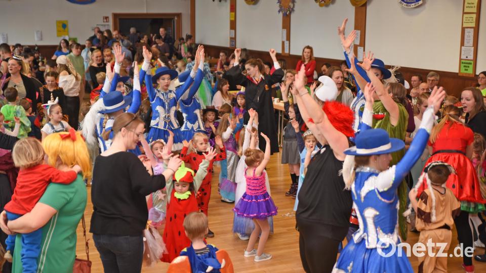 Der Plößberger Kultursaal platzte am vergangenen Samstag beim Kinderfasching des Johanniter-Kindergartens „Regenbogen“ förmlich aus allen Nähten. Bild: gb