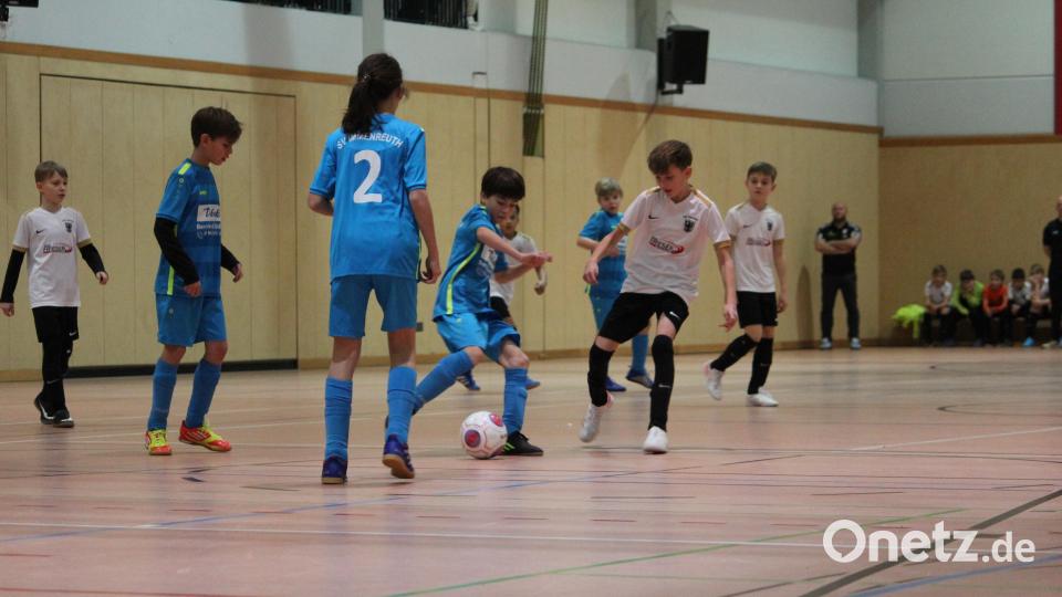 Das Finale der E-Junioren war umkämpft und ging knapp zu Gunsten des TSV Erbendorf 1 (weiß) aus. Bild: fks