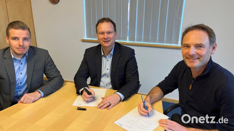 Breitbandpate Paul Dolata, Bürgermeister Christian Porsch und Jens Kolodzig (von rechts) von der Deutschen Telekom unterzeichneten den Vertrag zum Glasfaserausbau in Speichersdorf und Kirchenlaibach. Bild: ak