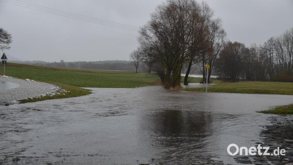 Das Wasser trat auch im Brückenbereich unter der Ortsumgehung über die Ufer. Bild: ak