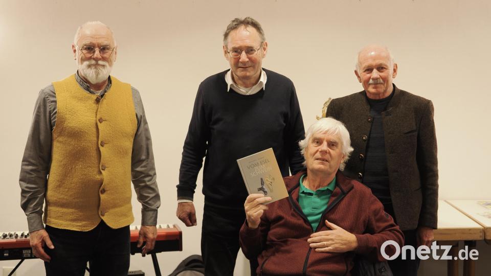 Sie ließen die Lesung im Casino zu einem Erlebnis werden: (von links) Peter Seidl, ehemaliger Chef am Erasmus, Organisator Josef Schmaußer, Autor Michael Gerner und Kinderfreund Reinhold Escherl aus Freudenberg. Bild: schß