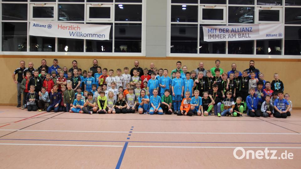 Die Spieler und Betreuer des E-Junioren-Turniers. Bild: fks