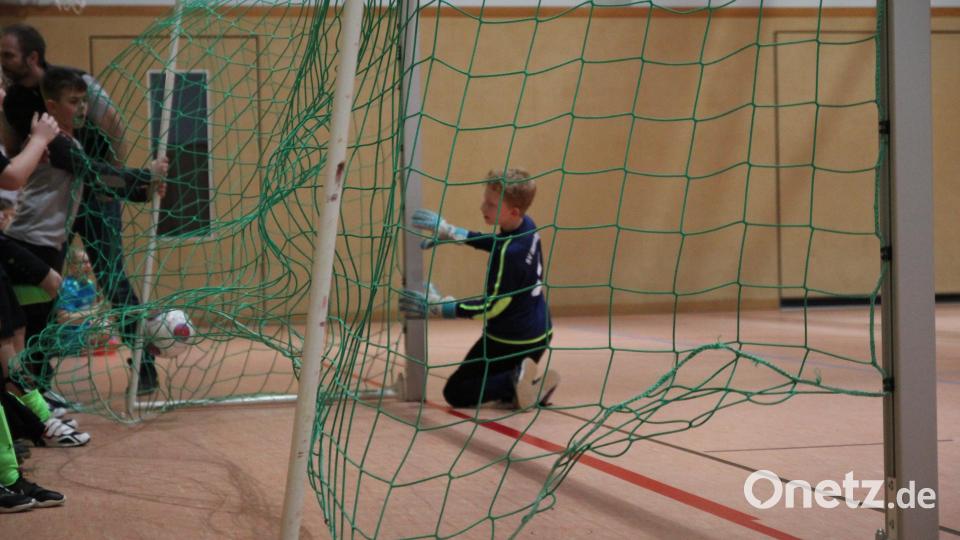 Und dann zappelte der Ball im Netz zum 1:0 für den TSV Erbendorf 1 im Finale des E-Junioren-Turniers. Bild: fks