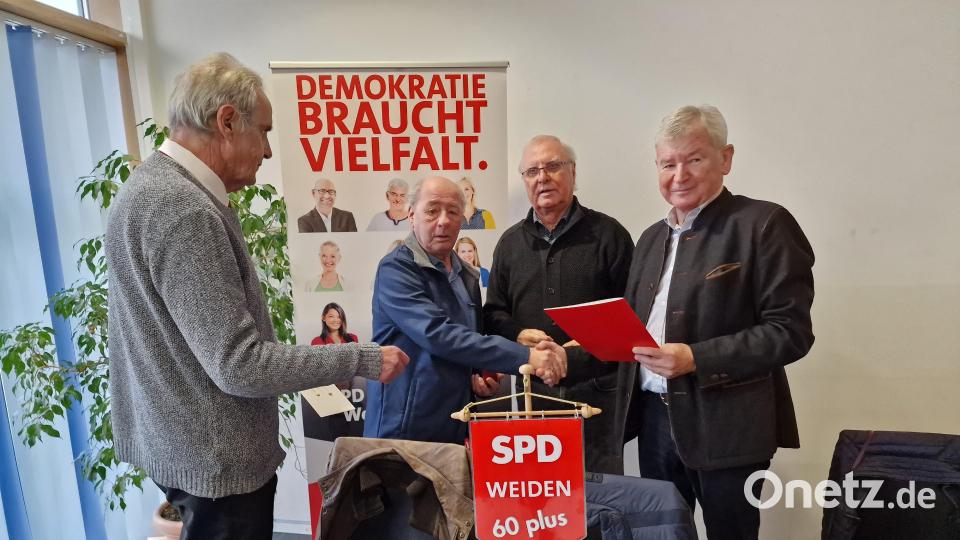 Josef Höfer (Mitte) ist neues Ehrenmitglied der SPD AG 60plus. Die Ehrenurkunde erhält er von (von links) Horst Fuchs, Karlheinz Roth und Ernst Werner. Bild: R. Kreuzer