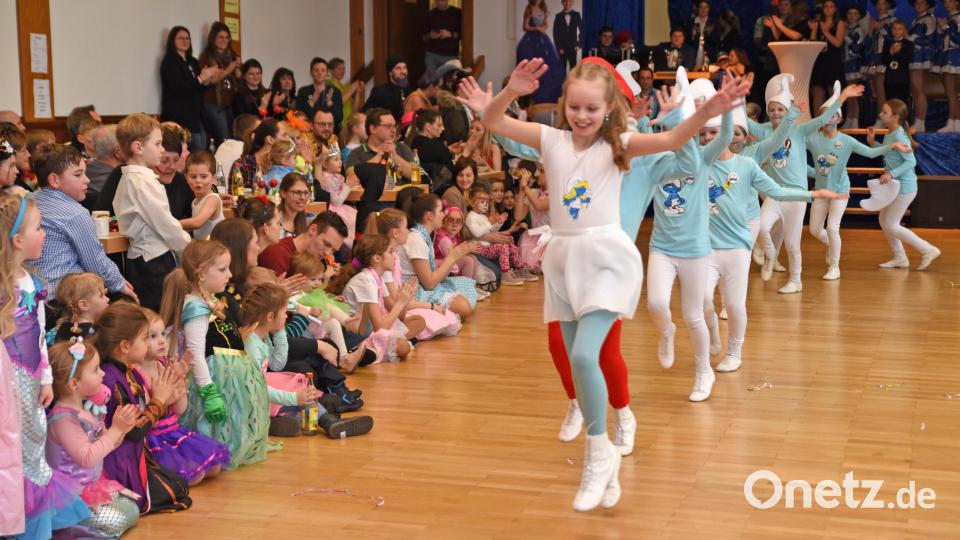 Der Plößberger Kultursaal platzte am vergangenen Samstag beim Kinderfasching des Johanniter-Kindergartens „Regenbogen“ förmlich aus allen Nähten. Bild: gb