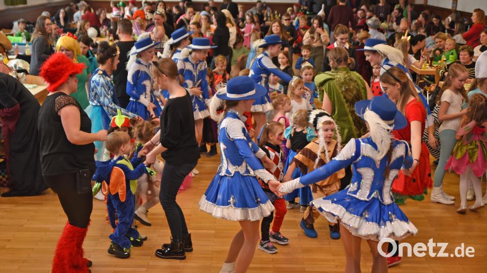 Der Plößberger Kultursaal platzte am vergangenen Samstag beim Kinderfasching des Johanniter-Kindergartens „Regenbogen“ förmlich aus allen Nähten. Bild: gb