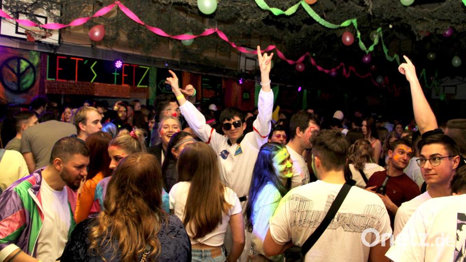 Die Gäste feiern ausgelassen bei der Faschings-Schwarzlicht-Party der Feuerwehr Niedermurach. Bild: Josef Böhm