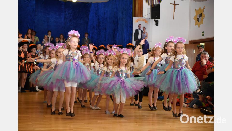 Der Plößberger Kultursaal platzte am vergangenen Samstag beim Kinderfasching des Johanniter-Kindergartens „Regenbogen“ förmlich aus allen Nähten. Bild: gb