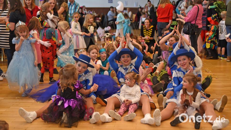 Der Plößberger Kultursaal platzte am vergangenen Samstag beim Kinderfasching des Johanniter-Kindergartens „Regenbogen“ förmlich aus allen Nähten. Bild: gb