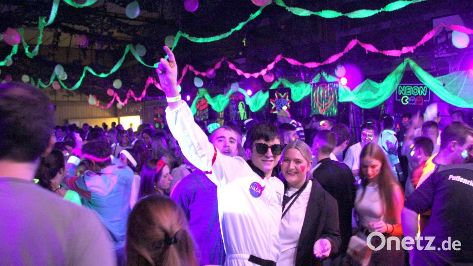 Tolle Stimmung herrscht bei der Faschings-Schwarzlicht-Party der Feuerwehr Niedermurach. Bild: Josef Böhm
