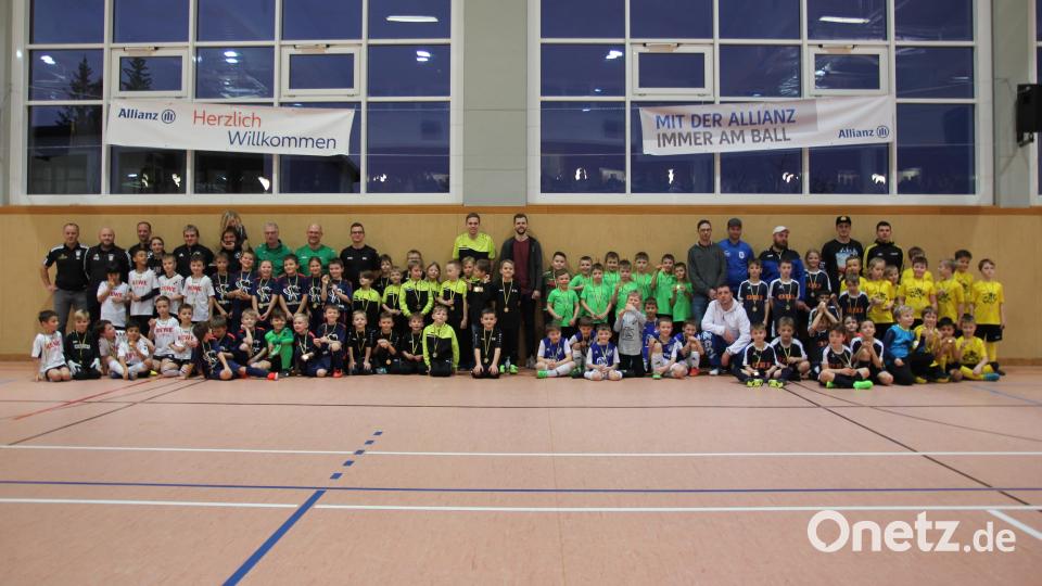 Die teilnehmenden Mannschaften des F-Jugend-Turniers mit ihren Betreuern. Bild: fks