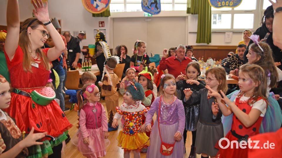 Der Plößberger Kultursaal platzte am vergangenen Samstag beim Kinderfasching des Johanniter-Kindergartens „Regenbogen“ förmlich aus allen Nähten. Bild: gb