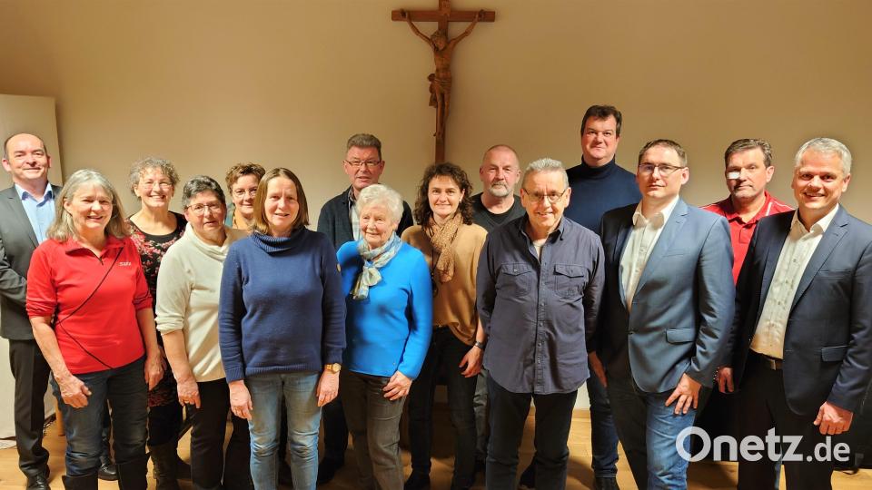 Der Vorsitzende des TSV Flossenbürg, Jürgen Lugert (links), und Zweiter Vorsitzender des TSV Flossenbürg, Michael Jung (Dritter von rechts) ehrten die langjährigen Mitglieder. Grußworte sprach Bürgermeister Thomas Meiler (ganz rechts). Bild: Meiler Jonas/exb