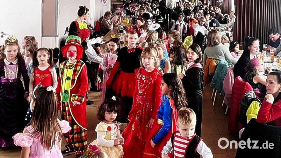Mit einem kurzweiligen Kinderfasching hatte der VfB Weiden die Kinder im Sportheim überrascht. Bild: R. Kreuzer