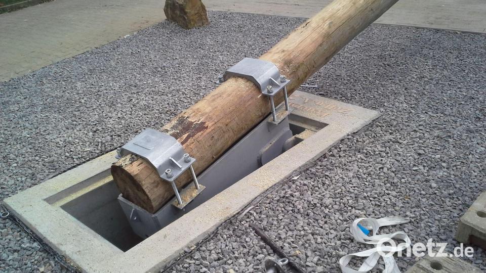 Sobald der Baum 90 Grad aufrecht steht, rastet ein Bolzen ein. Damit ist auch ein Überkippen unmöglich. Bild: Bidlingmaier Technologie GmbH/exb