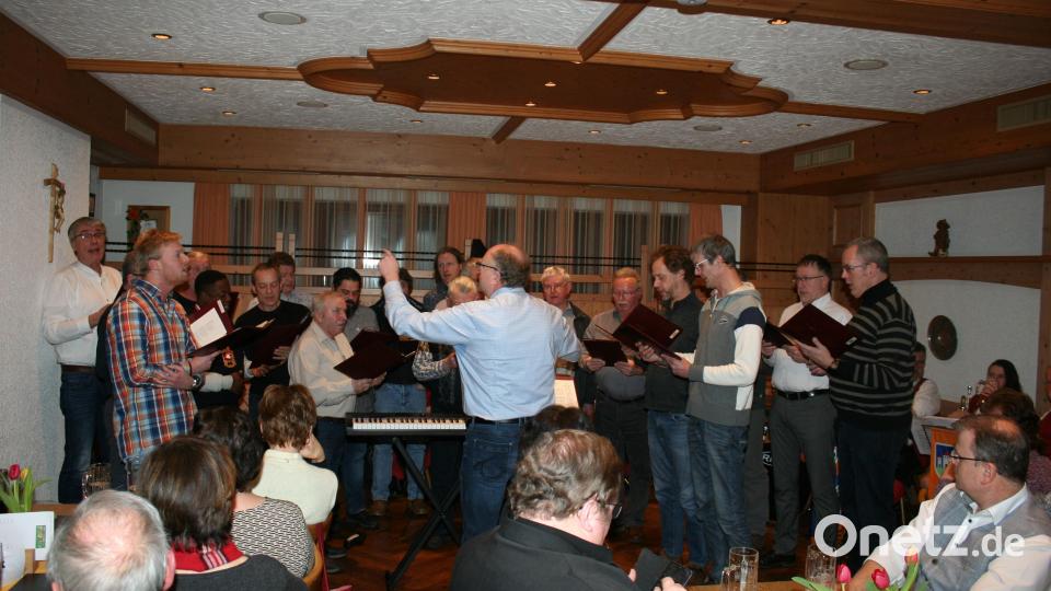 Auch Chöre legen beim Lieder- und Familienabend in Neuhaus tolle Auftritte hin. Bild: Thomas Kreinhöfner/exb