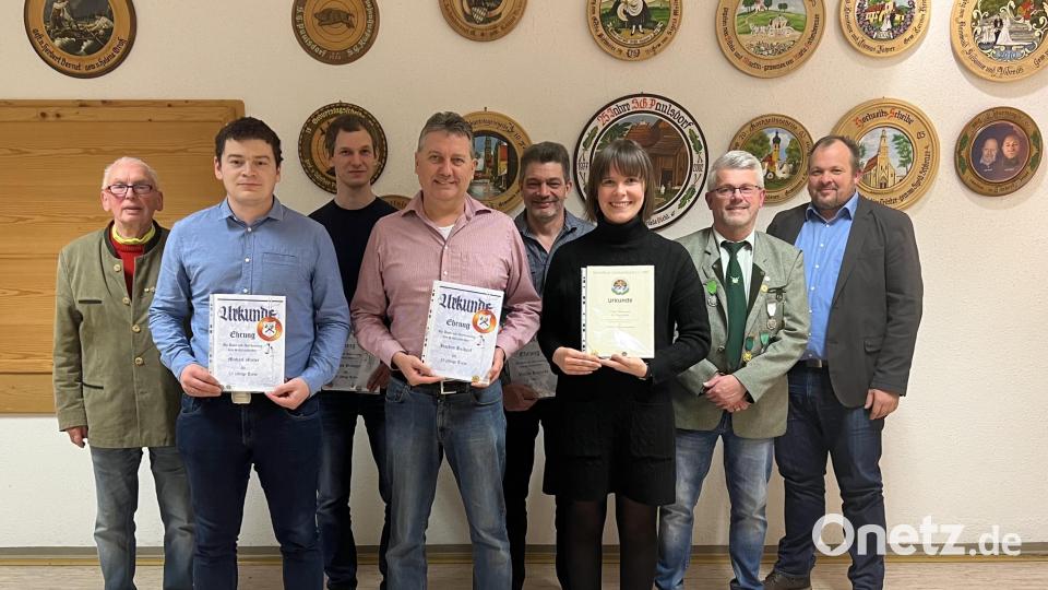 Langjährige Mitglieder der Schützengesellschaft Paulsdorf werden geehrt (von links): OSB-Gauschützenmeister Heinrich Fraunholz, Michael Meiler, Markus Felbinger, Joachim Baldauf, Volker Rühlicke, Filiz Türksever, Schützenmeister Christian Schörner und Dritter Bürgermeister Christian Drexler. Bild: rst