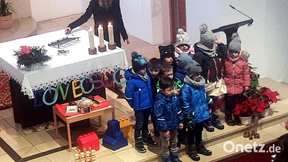 Ein kleines Haus entstand bei der Andacht vor dem Altar in der Pfarrkirche. Die einzelnen Gegenstände sollten die Lebenseinstellung des Namensgebers verdeutlichen. Bild: ld