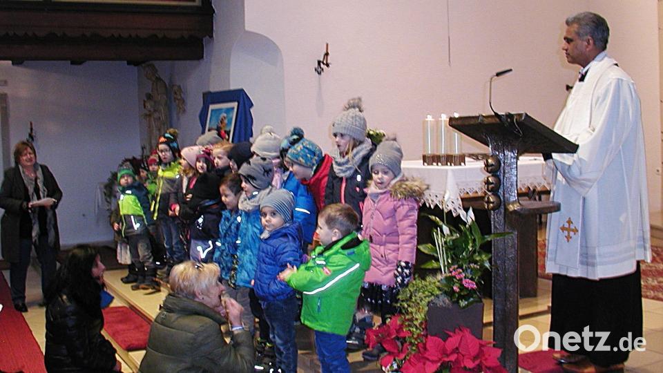 Pater Joy hob in seiner Begrüßung nach dem Eingangslied der Kinder die wertvolle Arbeit im Kinderhaus hervor. Bild: ld