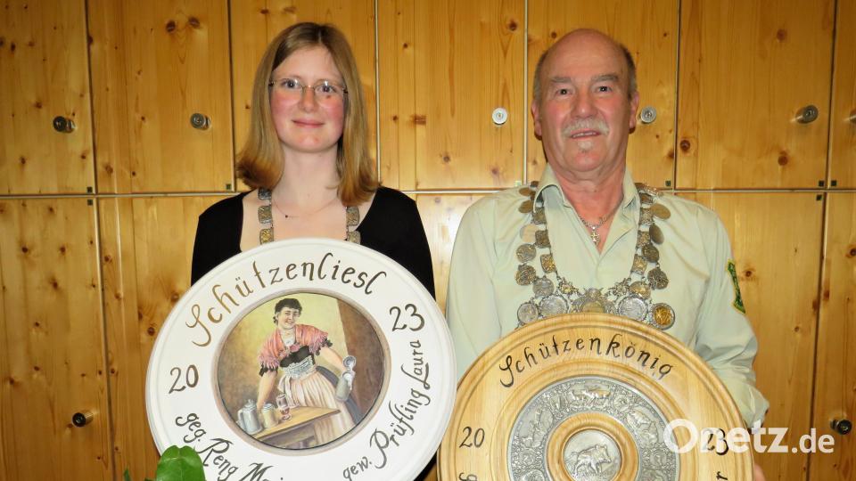 Die Buchbergschützen Kemnath küren ihre neuen Würdenträger: Schützenliesl Laura Prüfling und Schützenkönig Xaver Meier. Bild: Xaver Meier