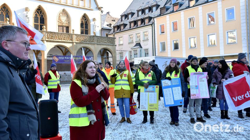 Vor der zweiten Tarifrunde für den öffentlichen Dienst übergaben Beschäftigte und Gewerkschafter symbolisch eine Unterschriftensammlung an Ambergs OB Michael Cerny. Bild: Stephan Huber