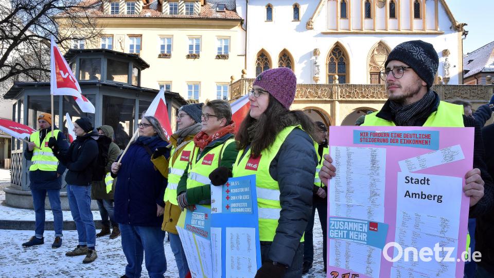 Zur symbolischen Übergabe einer Unterschriftensammlung trafen sich Mitarbeiter des öffentlichen Dienstes vor dem Amberger Rathaus. Bild: Stephan Huber