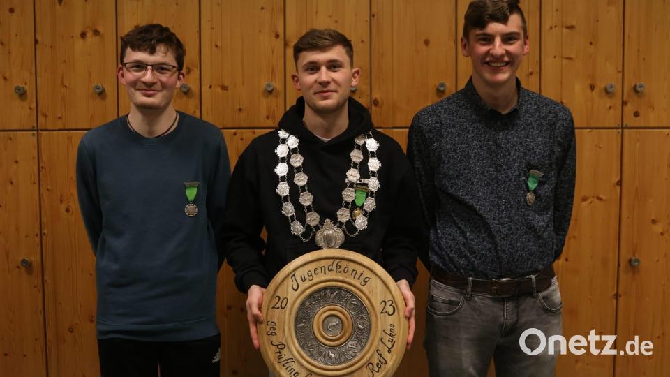 Die Schützenjugend ermittelt ihre Hoheiten (von links): Zweiter Ritter Lukas Bierler, Jugendkönig Lukas Reif und Erster Ritter Andreas Reng. Bild: Xaver Meier